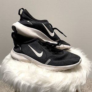 Black / White Nike Running Shoes (Size 7.5)